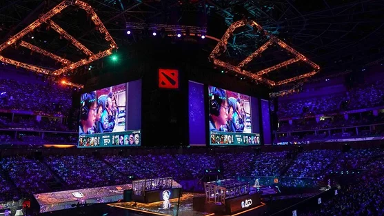 hatalmas e-sport-aréna, tele nézőkkel, akik nagyképernyőkön nézik a Dota 2-mérkőzést